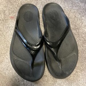 Oofos black sandals womens size 10